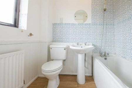 4 bedroom detached house to rent - Photo 3