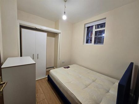 4 bedroom flat to rent - Photo 2