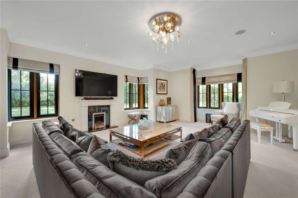 A prestigious seven bedroom gated residence in a prime location. - Photo 1