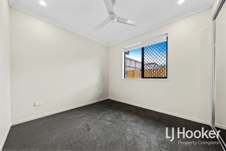 Modern Family Living in Yarrabilba - Photo 3