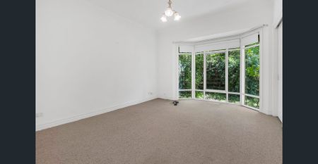 Well-Maintained Home in a Quiet Balwyn North Location - Photo 3