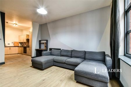 3 bedroom flat to rent - Photo 4
