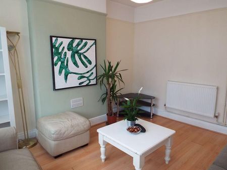 4 bedroom semi-detached house to rent - Photo 3