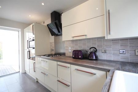 2 bedroom semi-detached house to rent - Photo 4