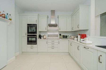 4 bedroom flat to rent - Photo 4
