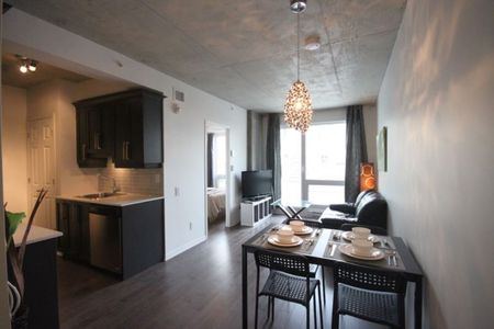 Condo au cœur du Centre-Ville: 1 chambre, COMPLÈTEMENT MEUBLÉ - Photo 2