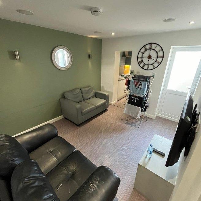 4 bedroom flat to rent - Photo 1