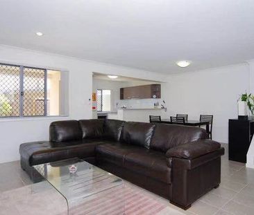 Double garaged 3 bedroom townhouse in Central Calamvale area - Photo 4