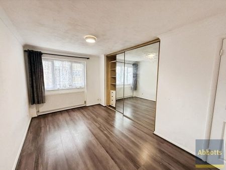 Ravensfield, Basildon - Photo 2