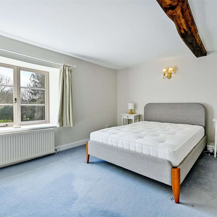 An impressive family home with tennis court in lovely edge of village setting - Photo 1