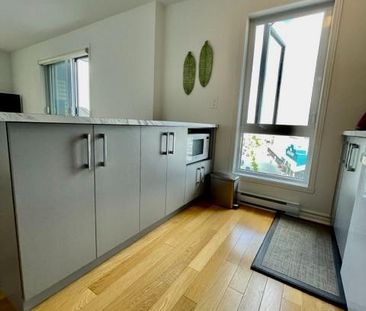 Charmant 3 ½ lumineux au 7e étage a 2 pas du metro Montmorency - Photo 1