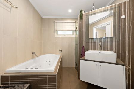 Furnished 4-Bedroom Home + Study + Water usage included – Short-Term Lease - Photo 4