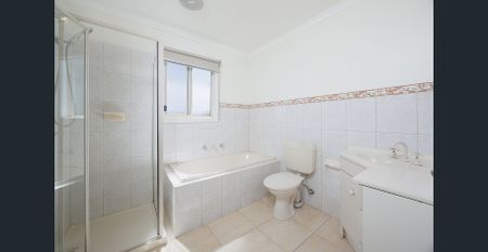 Spacious and modern 3-bedroom townhouse in Lalor - Photo 5