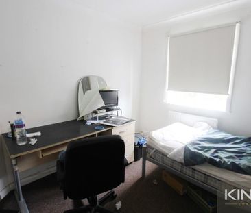 4 bedroom semi-detached house to rent - Photo 4