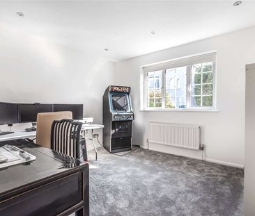 Set in the heart of town, this modernised family home benefits from easy access to all the amenities Sevenoaks town has to offer. - Photo 3