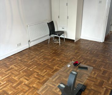 £750 PCM, Furnished Second Floor Studio Flat in Caroline Street, Ci... - Photo 5