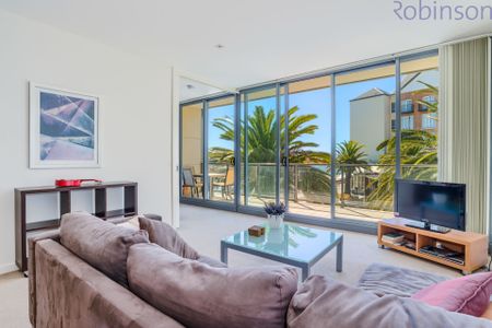 Fully furnished apartment with extra space for working from home, in the heart of the Honeysuckle precinct. - Photo 3