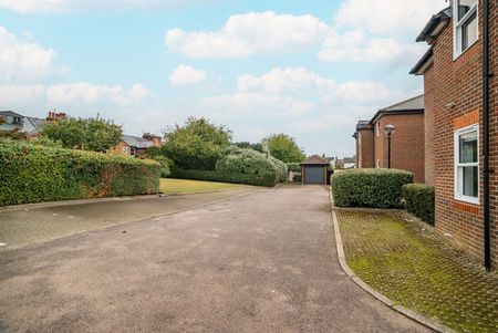 Available part-furnished now - Photo 4