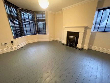 SPACIOUS TWO BEDROOM, Queens Park - Photo 2