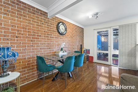 Townhouse in Glenfield - Photo 2