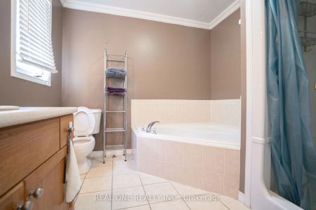 Detached Home For Lease | X8440516 - Photo 4