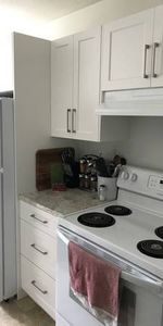 2 bedroom TOP FLOOR fully renovated suite!! Early move-in possible! - Photo 4