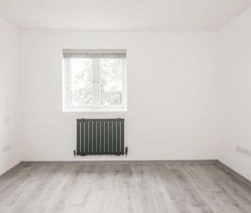 Flat to rent - Frant Road, London, CR7 - Photo 2