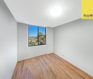 LARGE 3 BEDROOM UNIT IN GOOD STREET - Photo 3