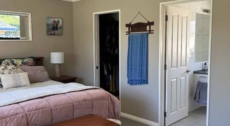 Stunning Family Home - Where Everyday Living Feels Like a Holiday! - Photo 4