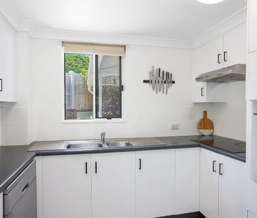 Stylish beachside apartment with elevated views - Photo 4