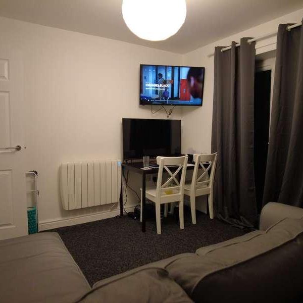 Bedroom Student Flat - Available Now, LN5 - Photo 1