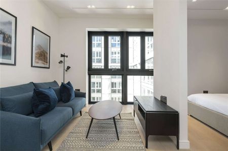 A luxury fourth floor studio apartment situated within the picturesque Lincoln Square. - Photo 4