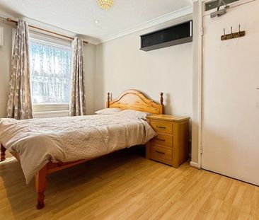 Terraced House to rent - Aspen Green, Erith, DA18 - Photo 4