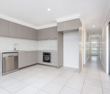 Two Bedroom Duplex - Air Con & Private Yard - Photo 4