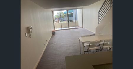 Fully Furnished-Duplex 2 bedroom Apartment Great Location Closed to Train station & Market! Available From 06/12/2025 To 15/02/2026. - Photo 3