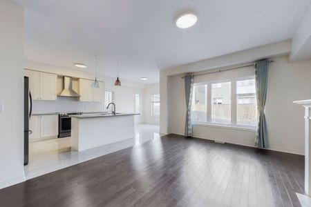 For Lease - 6 Kavanagh Avenue, East Gwillimbury, Ontario - Photo 2