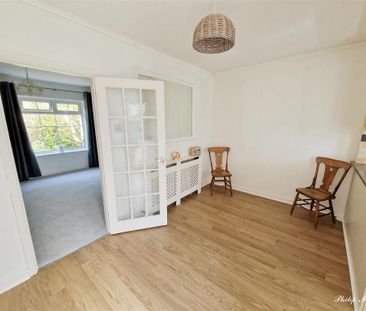 3 bedroom semi-detached bungalow to rent - Photo 4