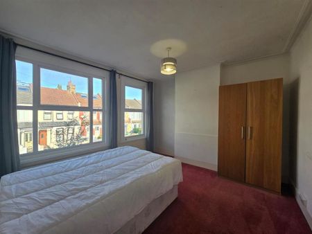 4 bedroom terraced house to rent - Photo 5