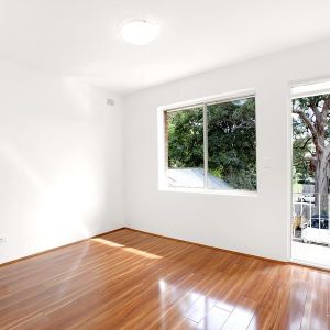 Charming One Bedroom Apartment in the Heart of Marrickville - Ideal for Professionals! - Photo 2