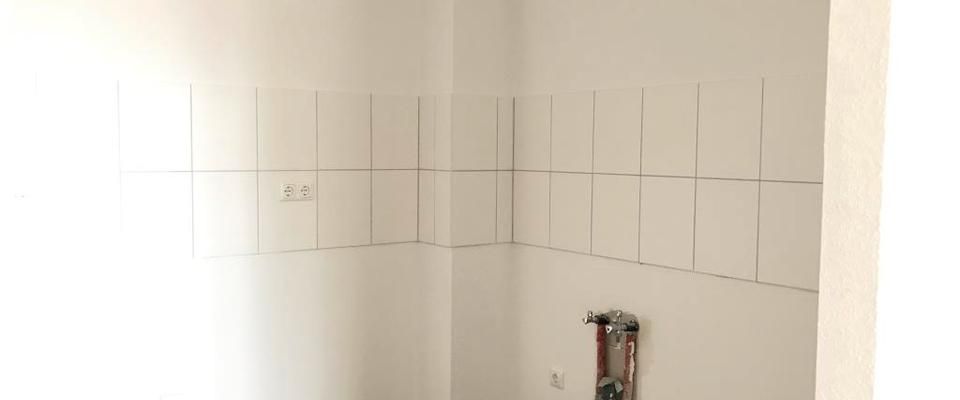 Nur mit Wohnberechtigungsschein für 2 Personen! Moderne 2-Raum-Wohnung mit Aufzug und Balkon - Photo 1