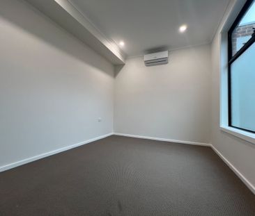 4-Bedroom Townhouse in Convenient Location - Photo 2