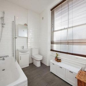 Modern studio within period House mins to tube and shops - Photo 3