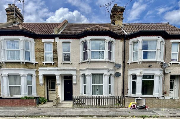 2 bed Flat Hamlet Road, SS1 - Photo 1