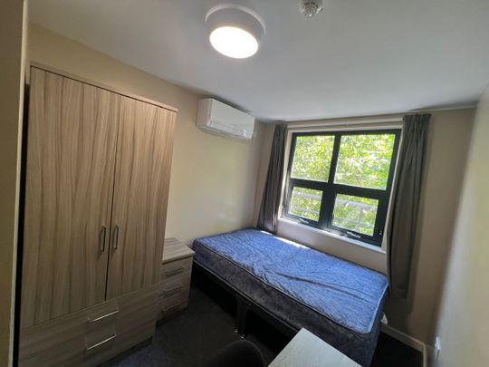 Room in a Shared Flat, Classic House, BS1 - Photo 1