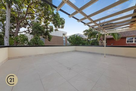 Spacious Three Bedroom Apartment - Right in the Heart of Beecroft! - Photo 5