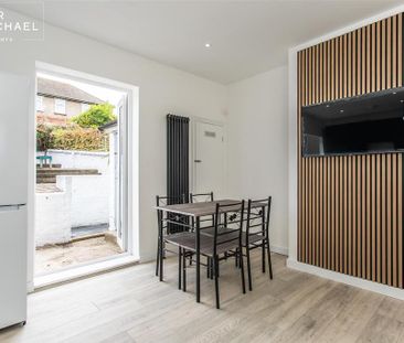 4 bedroom terraced house to rent - Photo 3