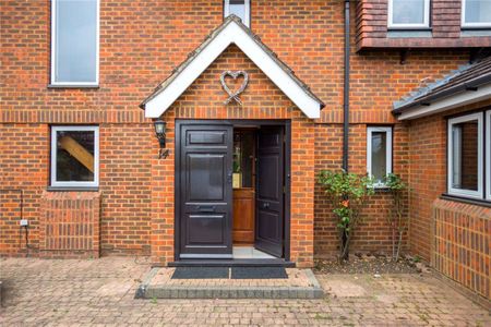 A detached 4 double bedroom family home with generous accommodation offered in good condition throughout set in a large plot. - Photo 2