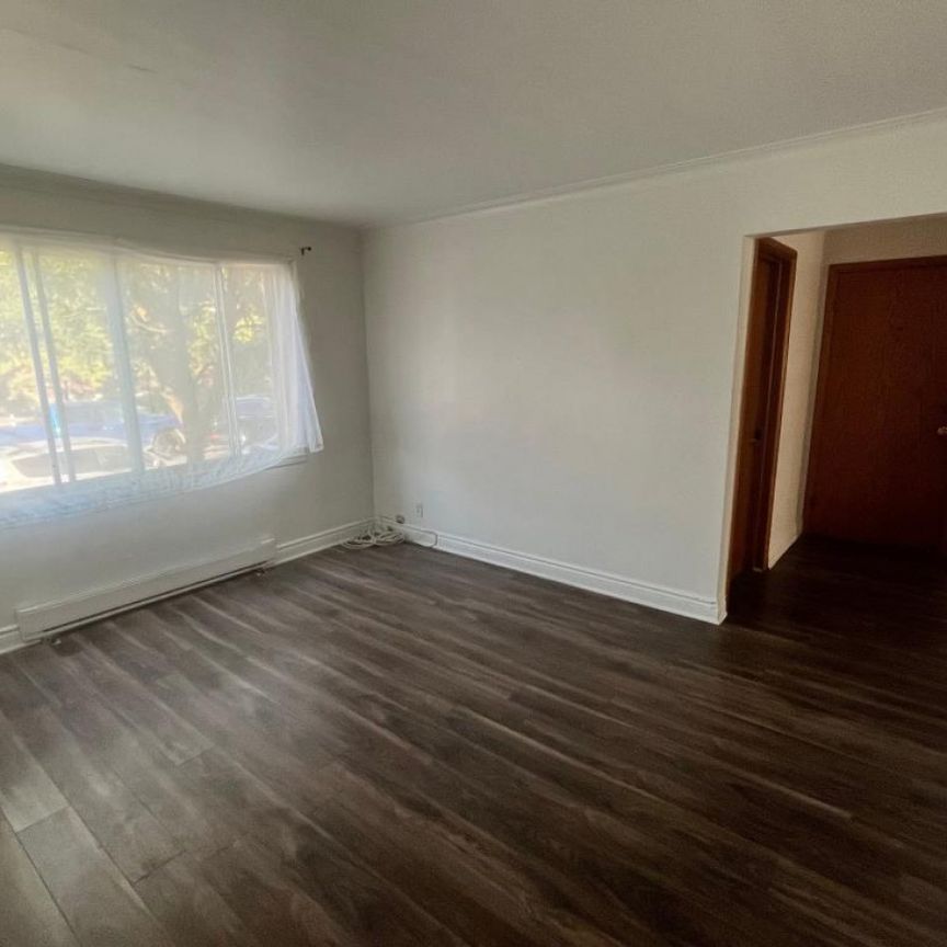 Spacieux et lumineux appartement de 3 chambres, situé au premier étage d'un duplex. - Photo 1