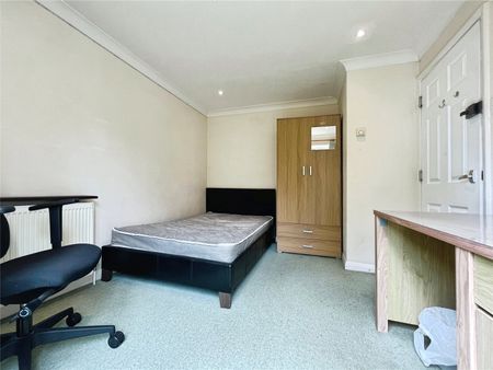 Moore Grove Crescent, Egham, Surrey, TW20 9RH - Photo 5