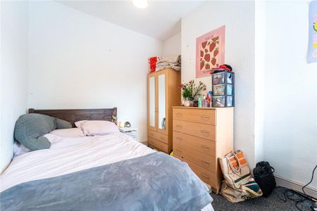 3 bedroom end of terrace house to rent - Photo 2